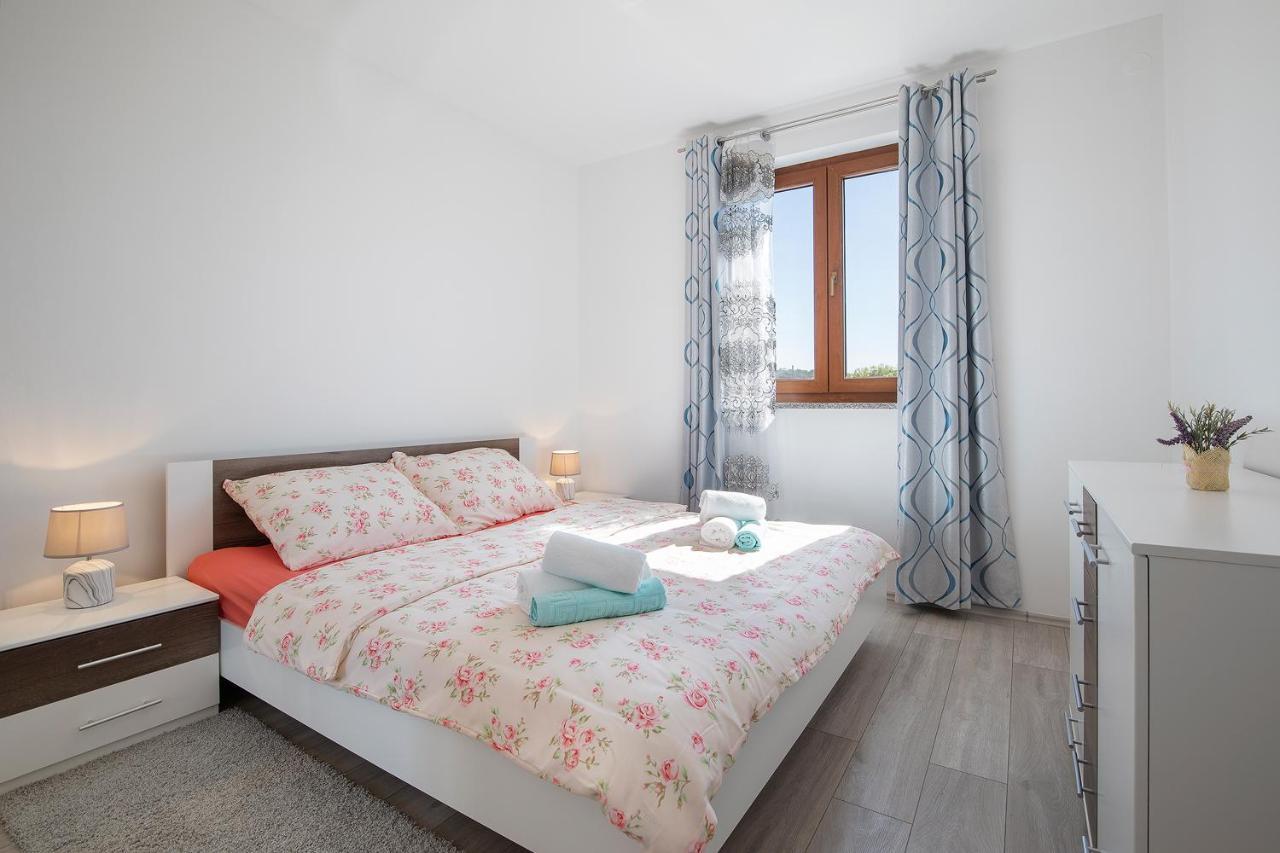 Kaylie Apartment พูลา ภายนอก รูปภาพ
